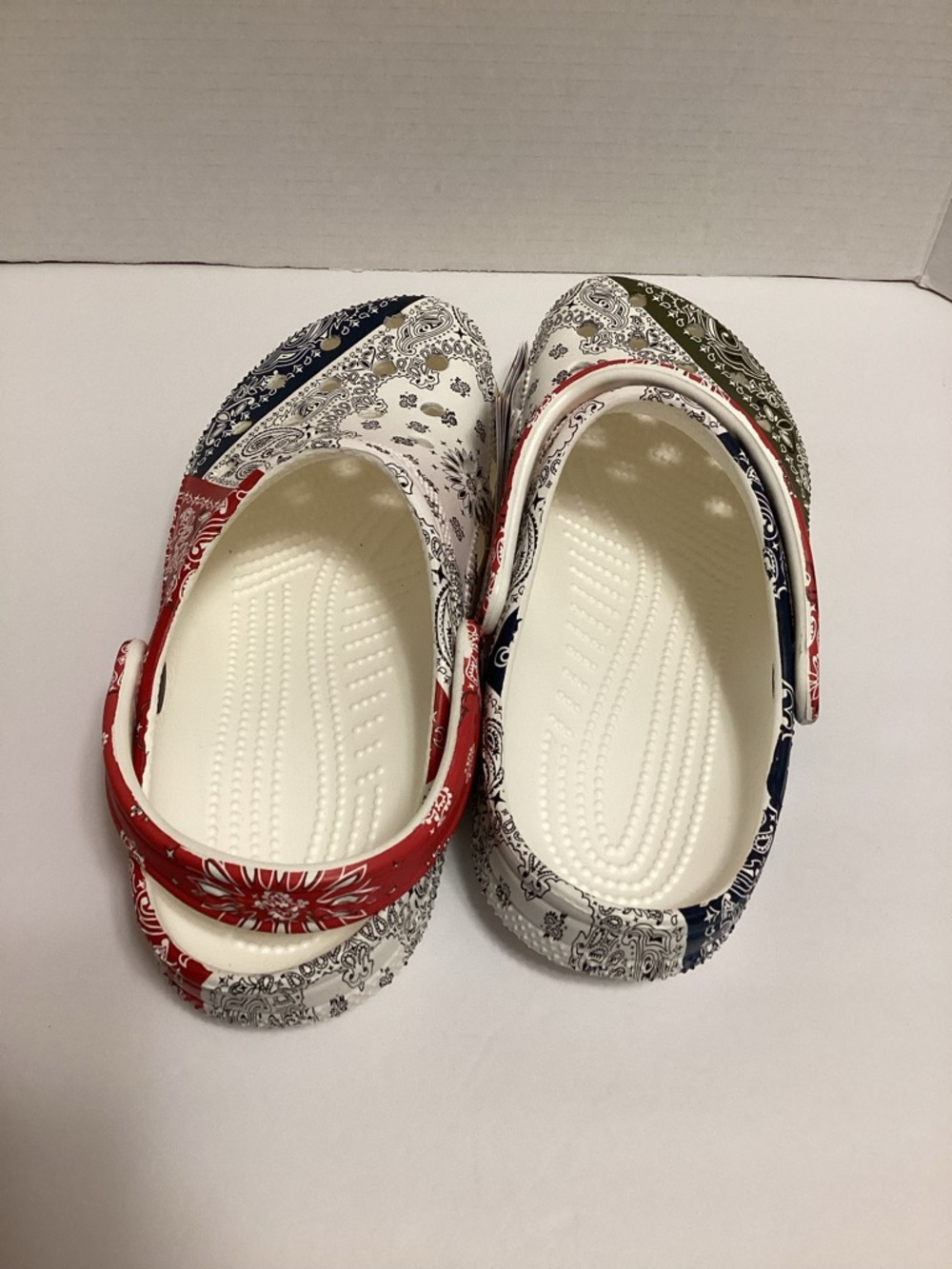 CROCS Bandana Print Clogs with Red, White, Blue, & Green Pattern, W9M7, NWT - Picture 2 of 8